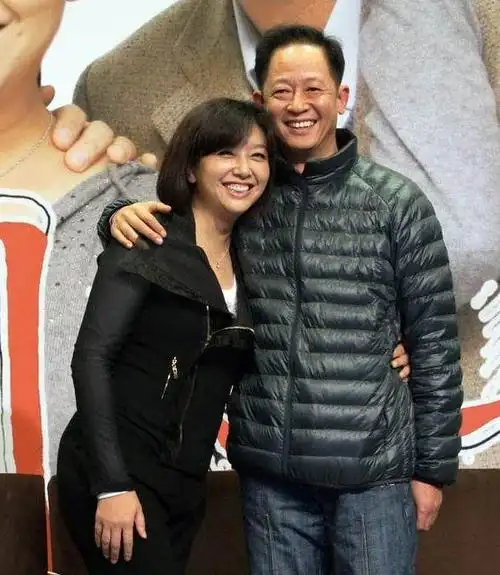 53岁戏骨王志文全家福曝光现任妻子颜值超高网友这辈子值了