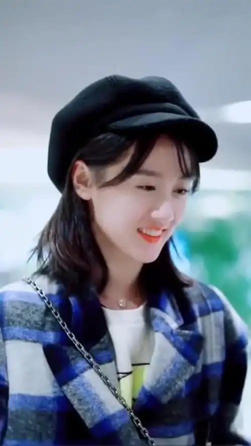 袁冰妍现身上海,小姐姐甜甜的比心,快来感受一下哦!