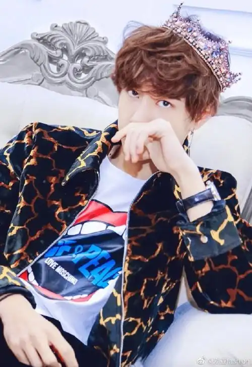 王一博超话#王一博平安喜乐#王一博× 95戴上皇冠的贵族王子,每一眼