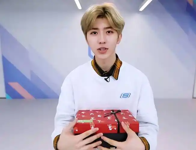 原创贵公子蔡徐坤一个胸针1000万坐拥千万豪宅他到底有多壕