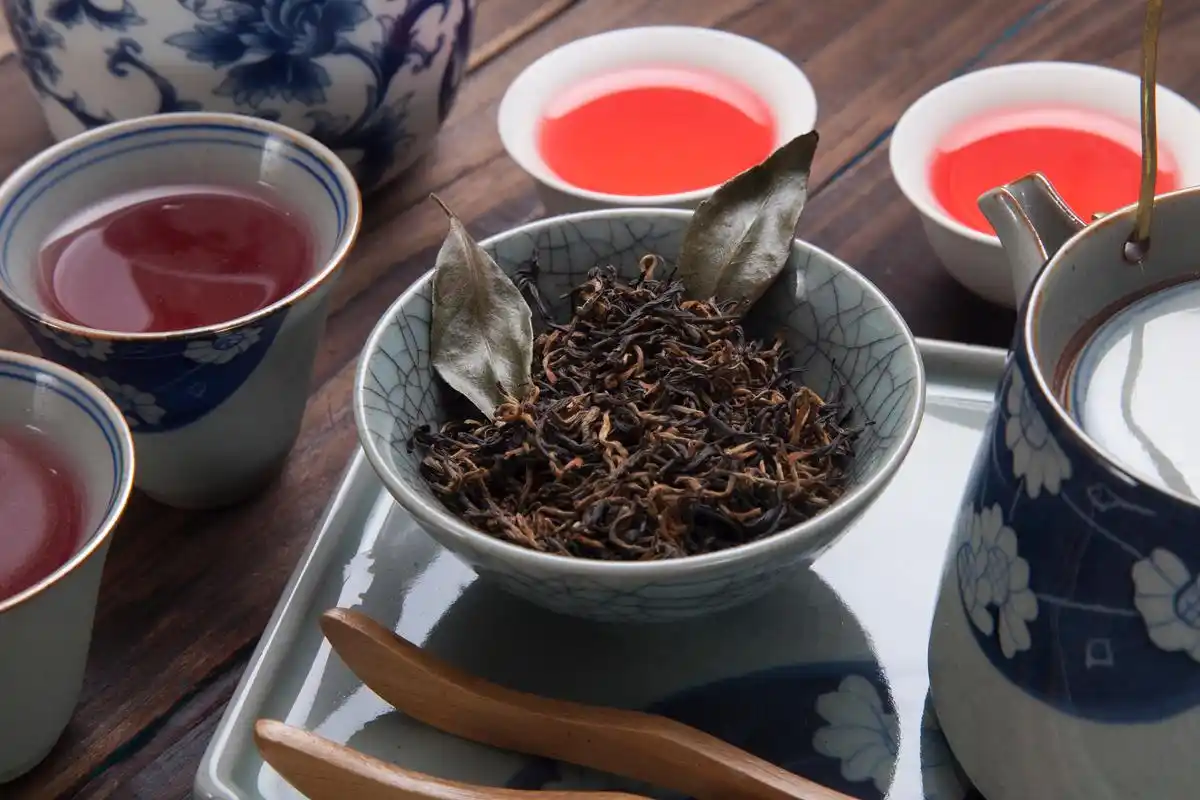 口感上,滇红浓烈,祁红甜润,正山小种香甜且回味悠长.