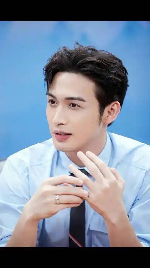 一整个被张彬彬今日份衬衫造型帅到了,谁家的蓝朋友这么帅气迷人彬彬