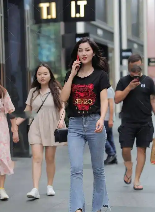 黑色短袖和牛仔短裤的搭配,简单利索经典时