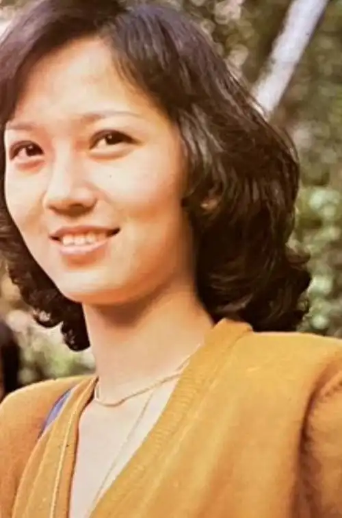 赵雅芝素颜照老态惊人?赵雅芝生图(一点不化妆年轻照)_9万个为什么