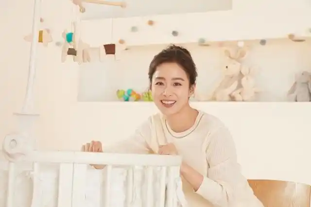 rain夫妇婚后秀恩爱,金泰熙穿刺绣婚纱好清纯,看不出两个娃的妈