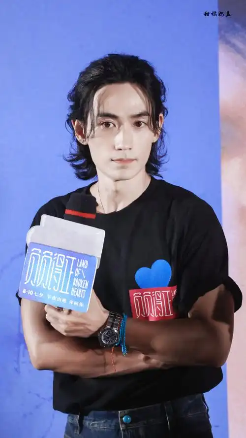 朱一龙今天扎了小揪揪实在是漂亮啊请点开p5,不被萌晕算我输#朱一龙