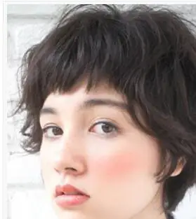 自来卷女士适合什么发型