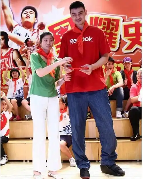 姚明母亲方凤娣:身高1米88曾是女篮队长,定居美国给姚明带女儿