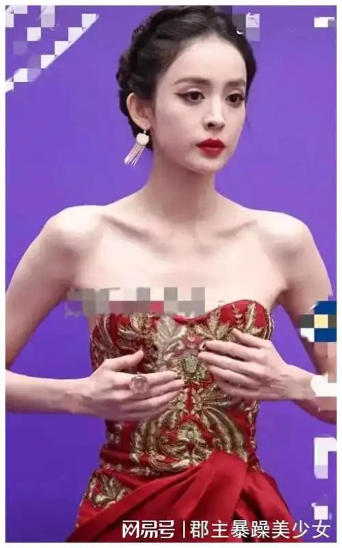 穿粉色吊带裙片场拍广告瘦出排骨胸|长裙|古力娜扎_网易订阅