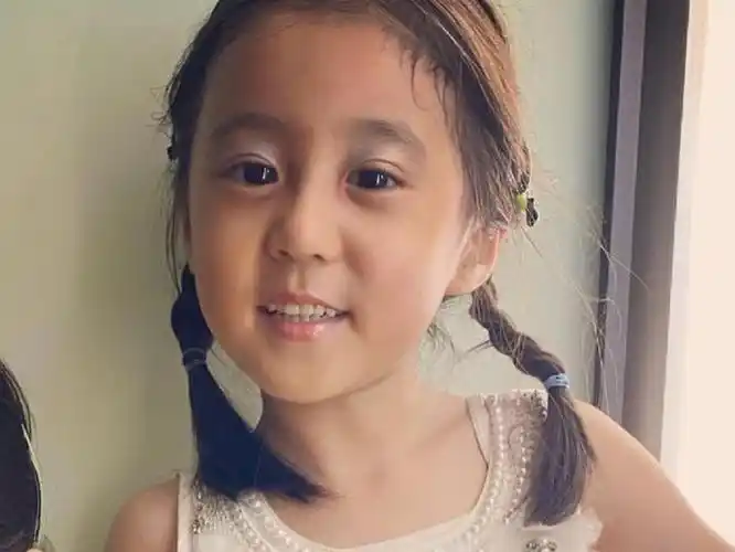 修杰楷女儿在家上课,5岁咘咘成亮点,拿掉眼镜后的模样绝绝子