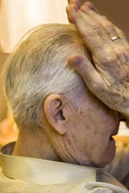 到底是什么让年已耄耋的老人走上自尽的道路,来听听刘阿姨的讲述