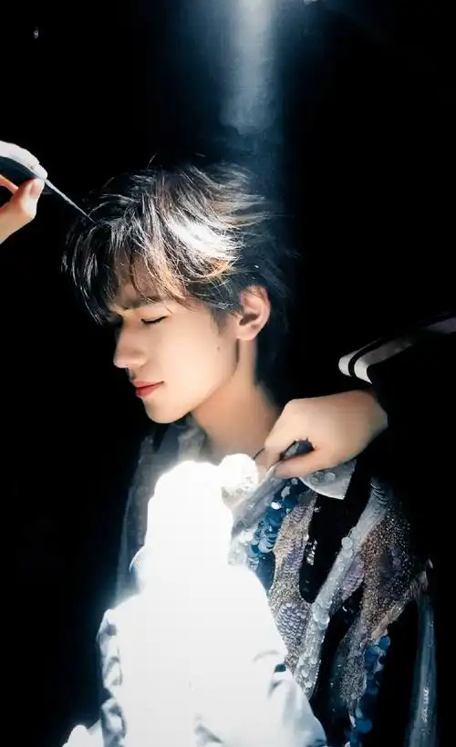 宋亚轩超话09#和宋亚轩点亮微博之夜#新壁纸get@时代少年团-宋亚轩