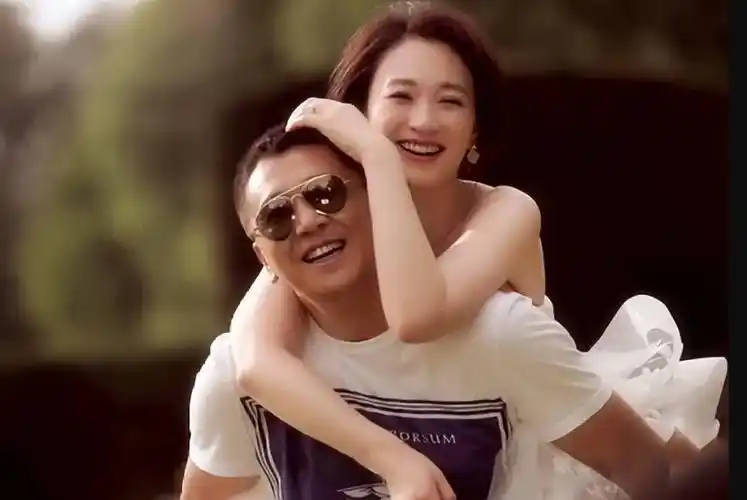 回顾李小冉被前任折磨多年为鄢颇流产2次被男闺蜜砸5亿娶回家