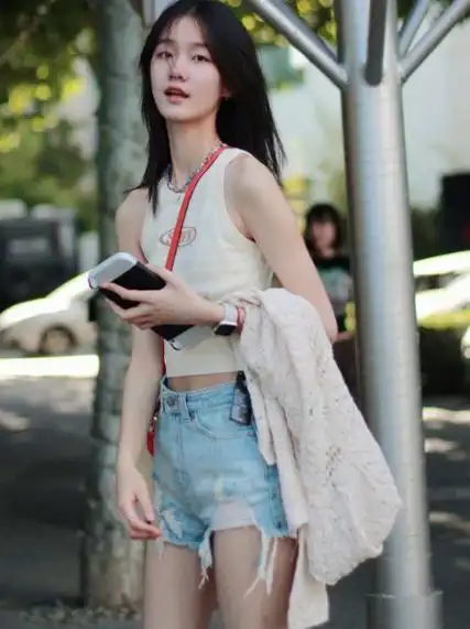 多次与杨幂合作的童星,纪姿含分享近期照片,网友期待新动态!