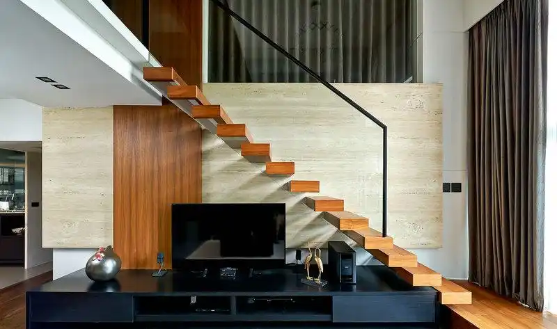 复式别墅楼梯下面电视背景墙装修效果图