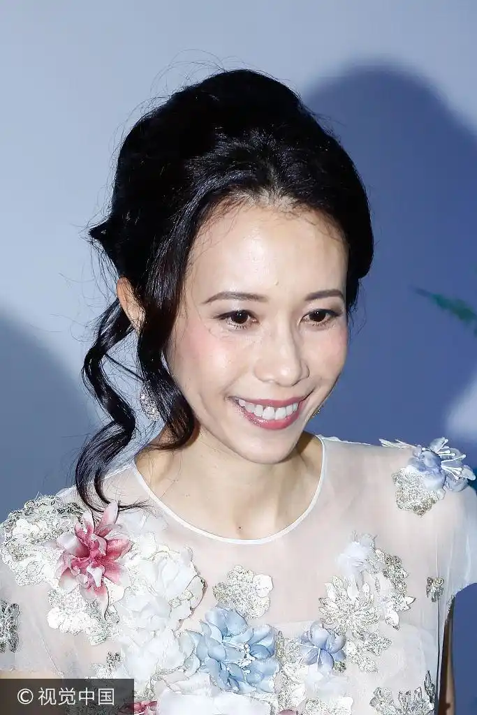 新浪娱乐讯 2017年9月27日,北京,莫文蔚现身品牌秀变"花仙子"大笑露