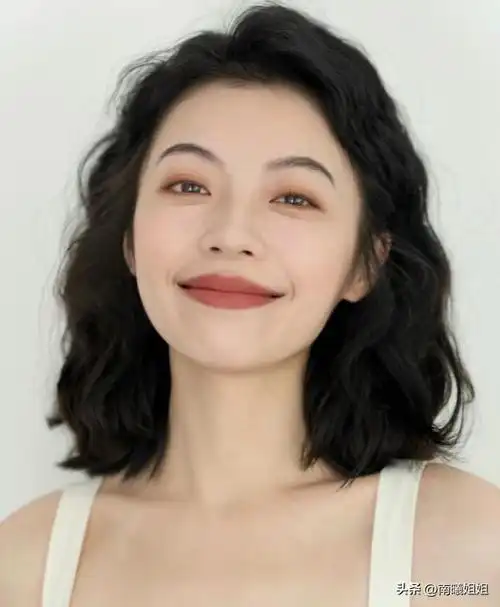 洋气减龄,圆脸也适合|发型|卷发|刘海|脸型|身材比例_网易订阅