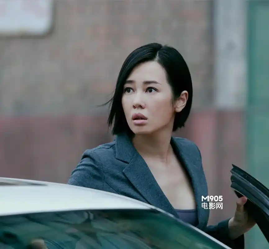 余男《全民目击》曝剧照 御姐气场hold住两影帝