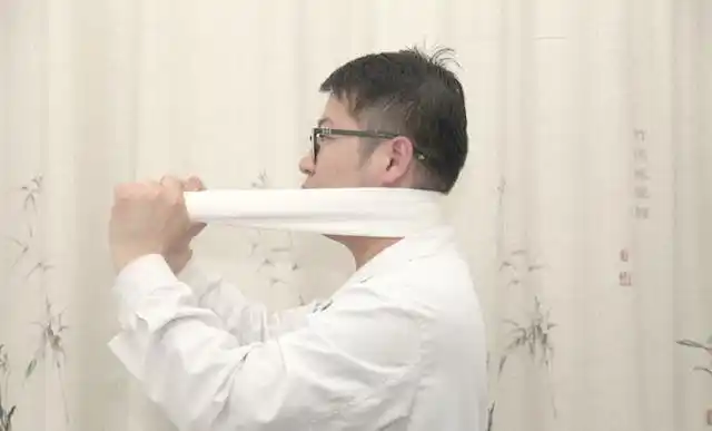 缓解颈椎痛只要一条毛巾抵上几个按摩师