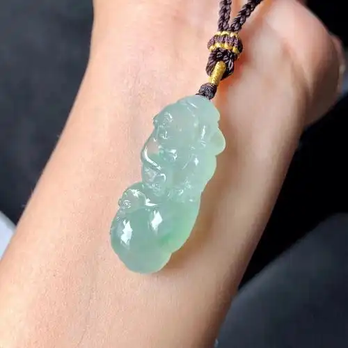 淡冰绿底色飘色花,纯手工精雕,小猴子肩扛如意,脚踩葫芦,灵动可爱