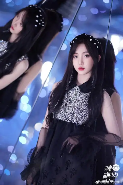 硬糖少女303超话96#硬糖少女幻彩流光跨年大片#碎钻黑纱展现梦幻