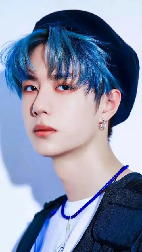 "王一博蓝发造型壁纸,怎么看都喜欢.