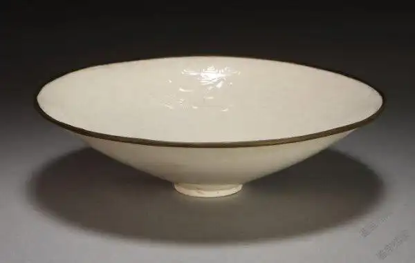 北宋定窑白釉印花凤衔花纹笠式碗档案