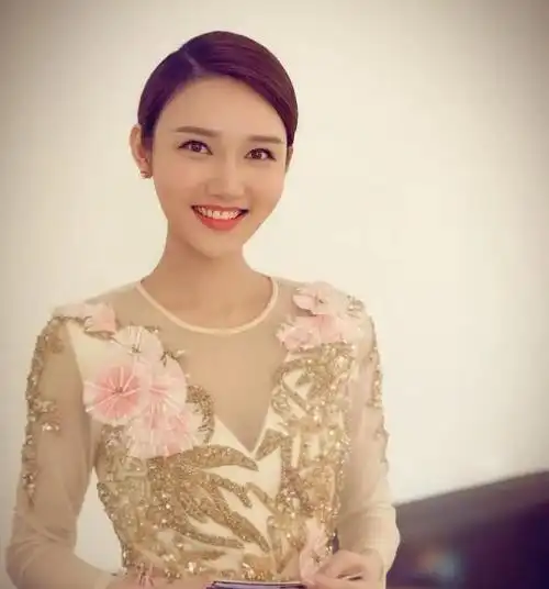 拓展资料提到龙洋,大家会想道什么?当然是她的主持人身份.