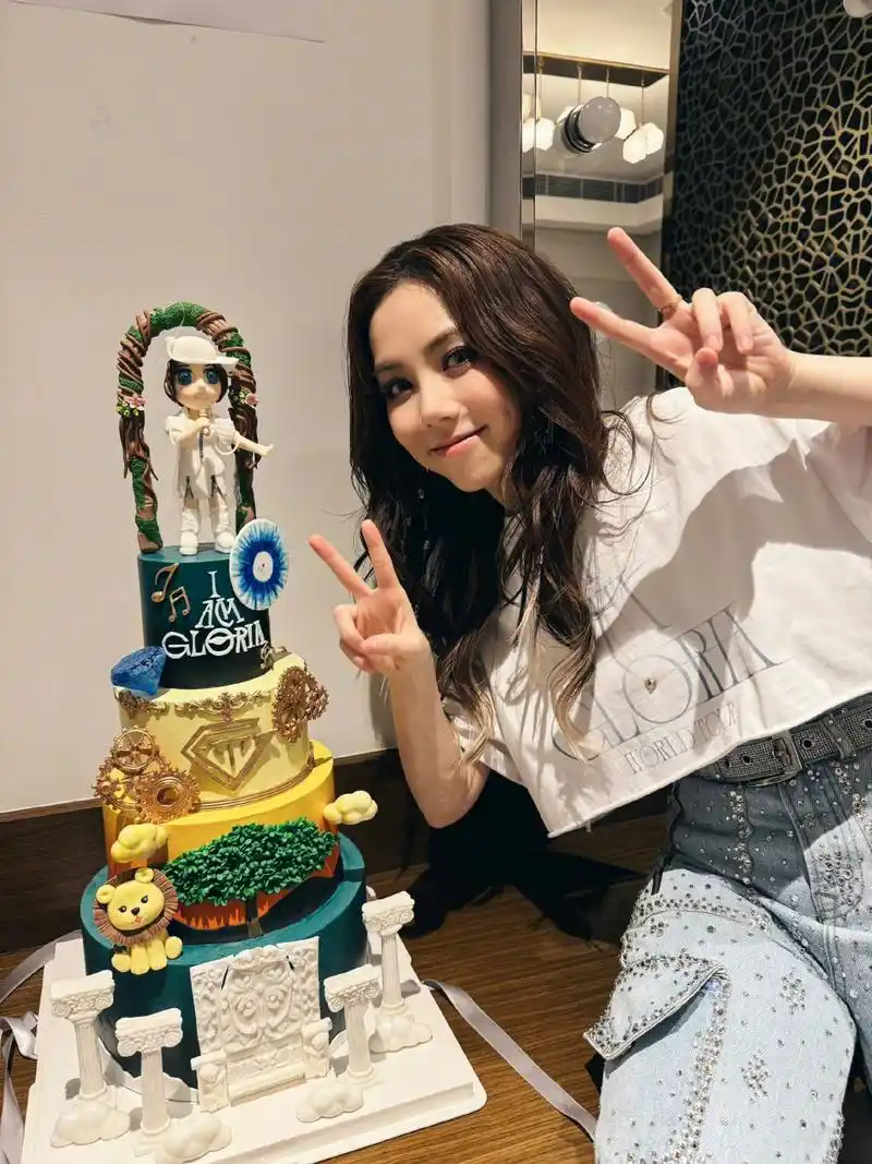 邓紫棋生日蛋糕都好可爱啊.