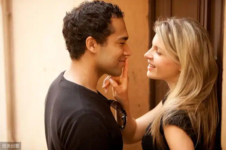 判断两个人是否处于暧昧关系,就看四点,特明显