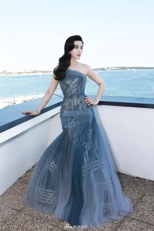 范冰冰薄纱裙装亮相戛纳电影节闭幕式红毯