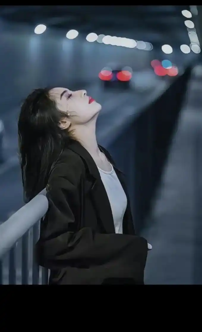 "最无助的时候,才发现自己什么都没有,就想这么坐着,自己都不 - 抖音