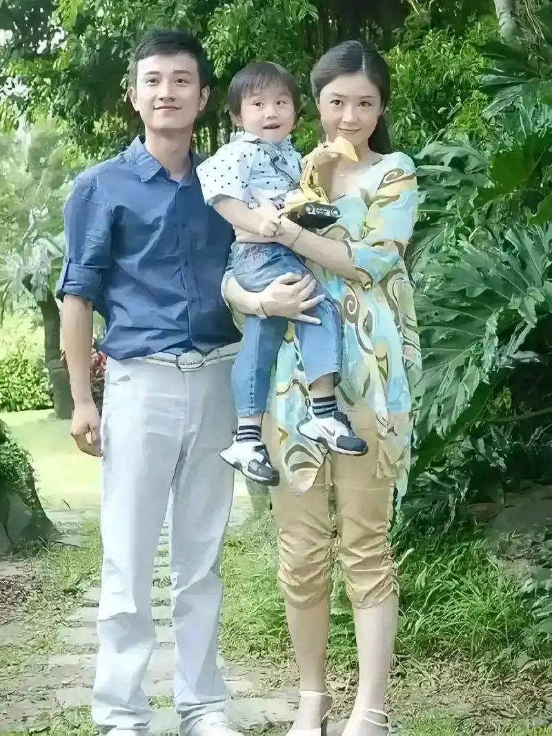 在没有美颜和滤镜的年代,当年林心如,蒋欣,文章的青涩合影.