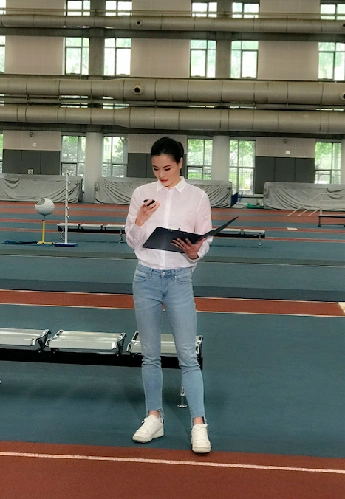 吴敏霞为反兴奋剂发声白tee牛仔裤青春洋溢