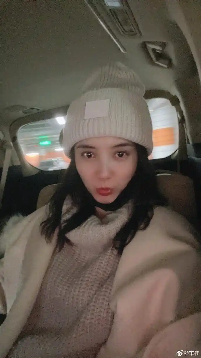 宋佳纯白look干净清爽 嘟嘴卖萌俏皮可爱