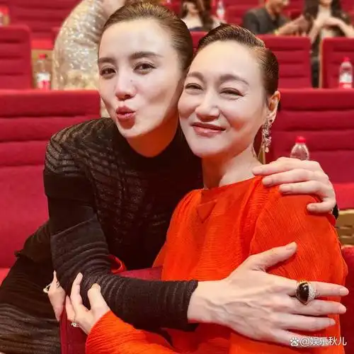 宋佳参加活动生图曝光!肩膀痕迹明显,身材健硕人高马大