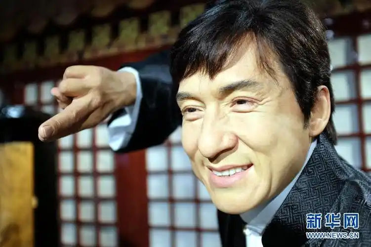 这是电影明星成龙的蜡像特写(摄于2014年5月29日).