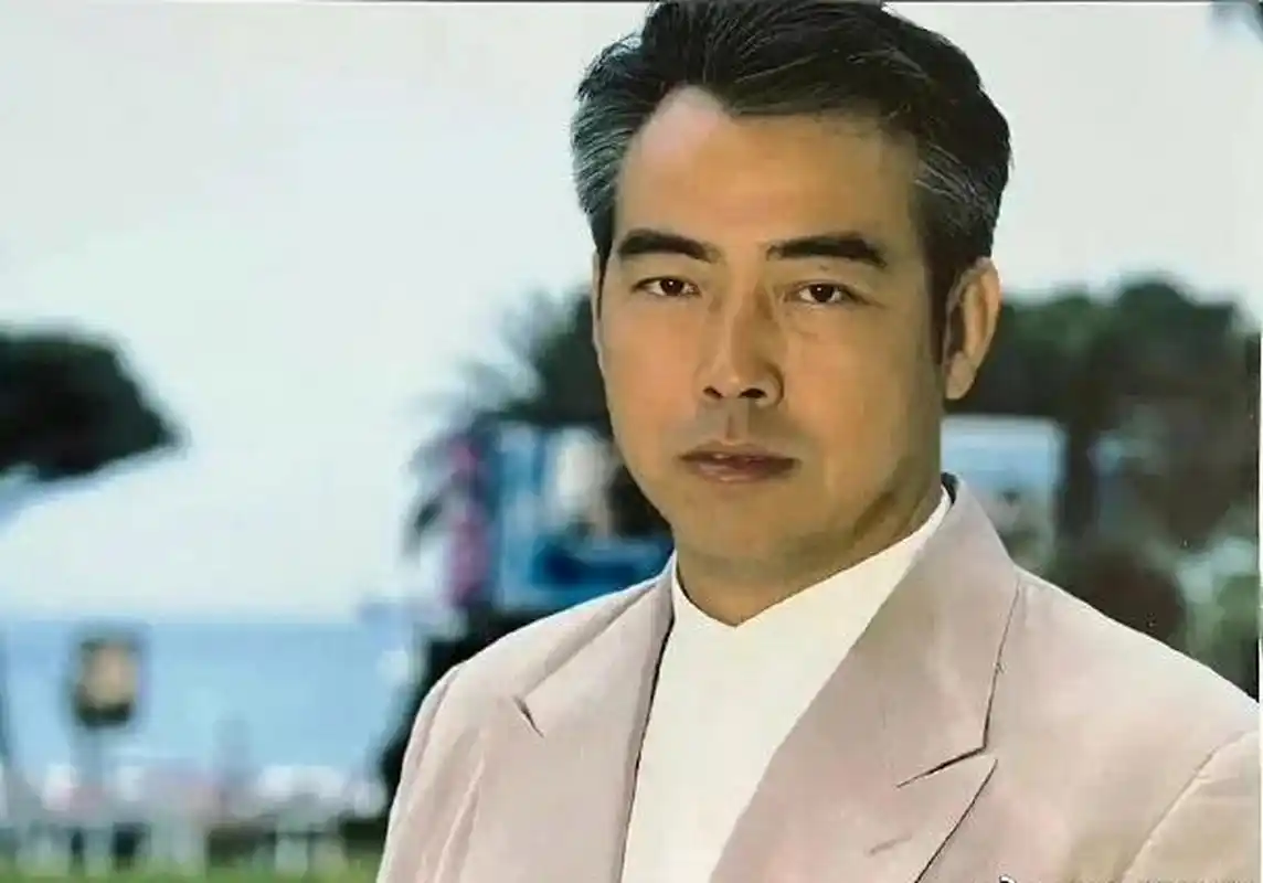 唐国强礼貌起身跟陈凯歌打招呼,对方却无视他转身就走