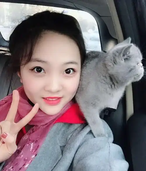 20岁林妙可首度演成年人角色,穿西装加短裙的她怎么还是像小孩