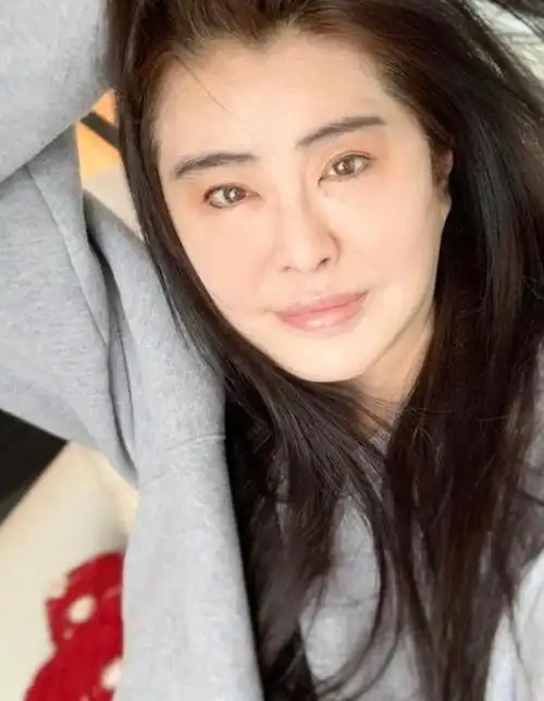 王祖贤晒素颜照庆生肌肤明显松弛皈依佛门后生活平淡