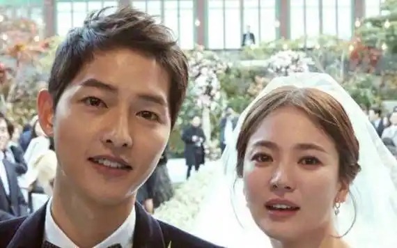 双宋分手两年后,宋慧乔首次公开新欢合照,再见了,宋仲基!