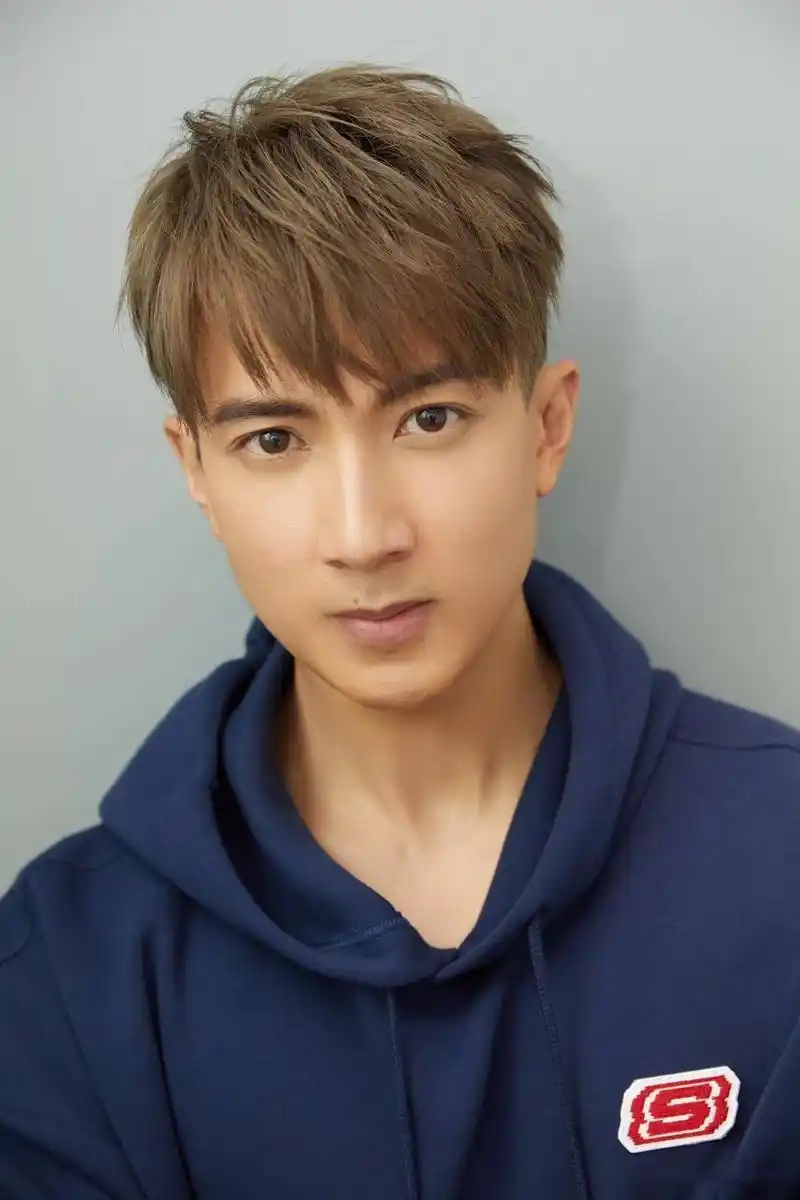 吴尊身着深蓝色连帽卫衣,节后首度公开亮相,大方为工作人员送上开工