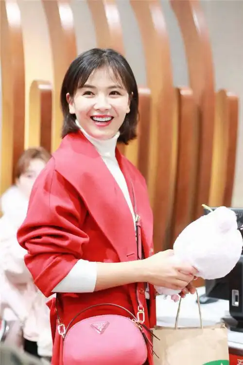 人过了35岁,剪短发减龄还不够,烫这几款发型更显优雅年轻