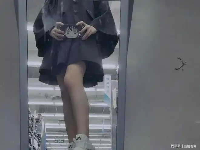 更让我惬意的是,网恋大学生女友给我发了性感美腿自拍照,修长的美腿