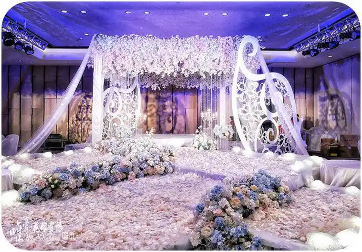 选择的是小宴会厅 虽说受场地的局限 但也没能难道婚礼策划师 还是