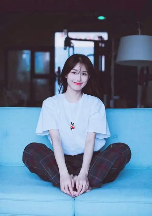 赵霁的穿搭衣品也很符合年轻人的审美,选择了一款印花卫衣搭配基础