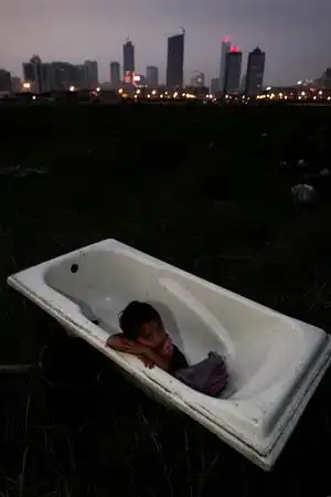 图文:乞讨为生的小女孩在废弃的浴缸内小憩