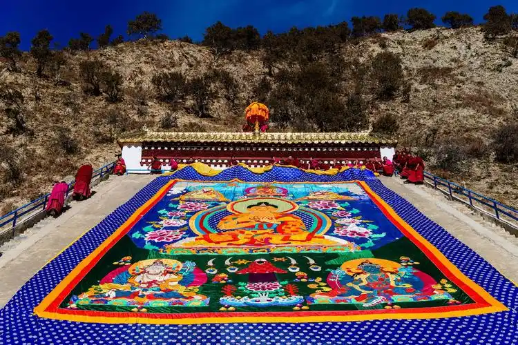 精彩纷呈的一天甘南贡贡巴寺毛兰姆法会和车巴沟赛马人山人海