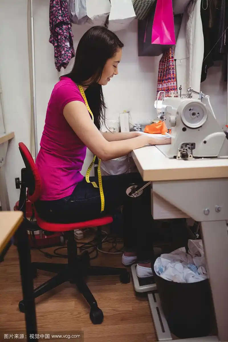 女裁缝在工作室里缝制