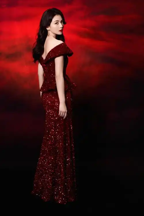 刘涛春晚双装亮相:红银礼服闪耀舞台,女神风范尽显 刘涛在辽宁春节